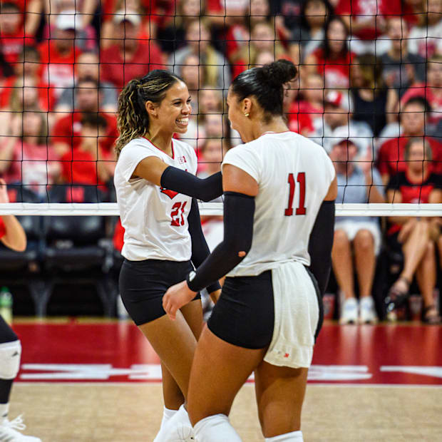 Skyler Pierce (21) celebrates a kill with Teraya Sigler (11). 