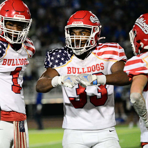 Oak Hills running back Karson Cox (middle).