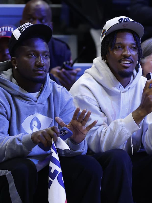 Washington Commanders wide receiver Deebo Samuels (L) and Commanders quarterback Jayden Daniels (R).