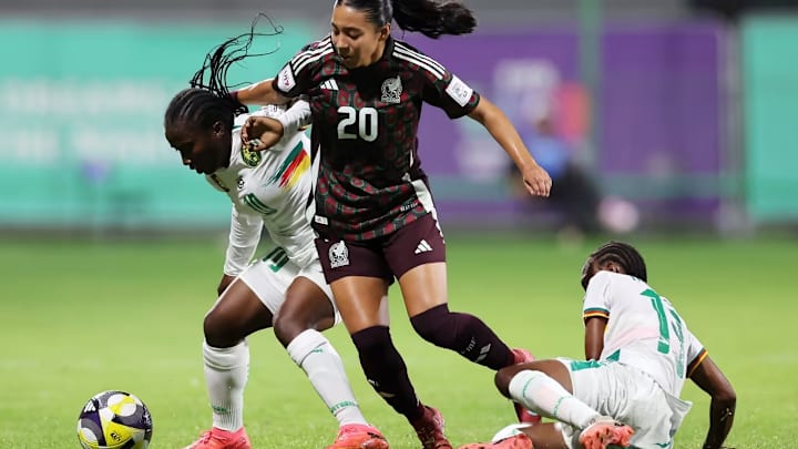 Valeria Alvarado, disputa la esférica ante Camerún. La futbolista juega en México para las Chivas.
