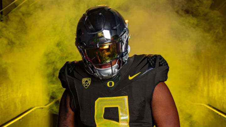 2025 offensive lineman Ziyare Addison wears an Oregon uniform during his recruitment. The 4-star product committed to the Ducks.