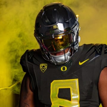 2025 offensive lineman Ziyare Addison wears an Oregon uniform during his recruitment. The 4-star product committed to the Ducks.