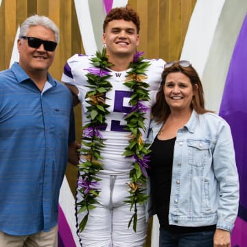 Tight end Baron Naone has committed to the UW.