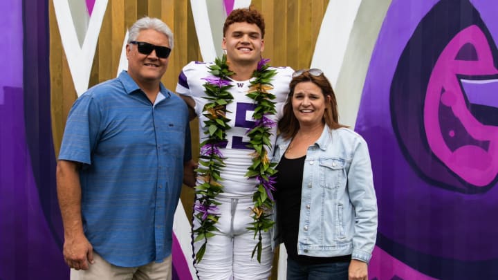Tight end Baron Naone has committed to the UW.