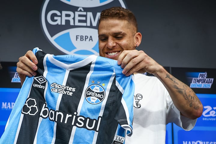 Cuéllar, volante do Grêmio