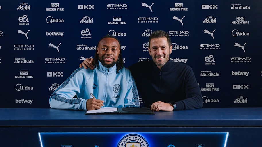 Antoine Semenyo (left) posing with Hugo Viani.