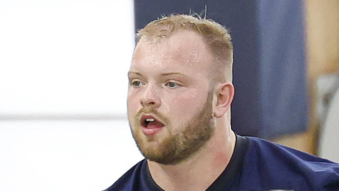 Chicago Bears center Logan Jones 