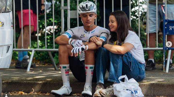 La tamaulipeca Romina Hinojosa acompañó en varias etapas del Tour de France a Isaac del Toro.