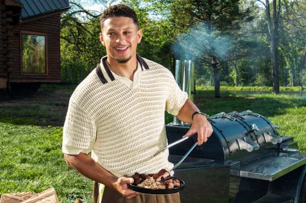 Patrick Mahomes barbecues for Airbnb.