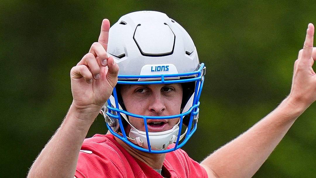 Detroit Lions quarterback Jared Goff (16).