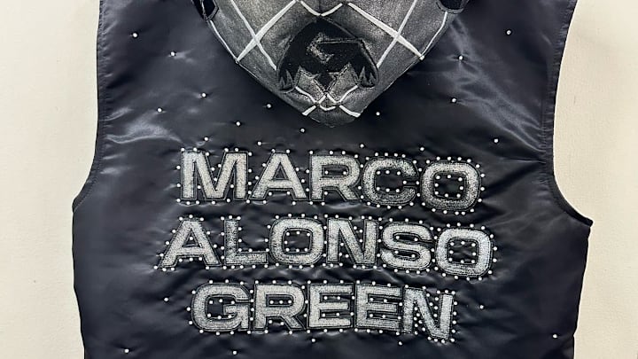 Elegancia, poder y cultura: el atuendo negro con plata de Marco Verde, diseñado por Kiko Báez, fusiona lujo con identidad mexicana en su debut profesional en Arabia Saudita. Elegancia, poder y cultura: el atuendo negro con plata de Marco Verde, diseñado por Kiko Báez, fusiona lujo con identidad mexicana en su debut profesional en Arabia Saudita.