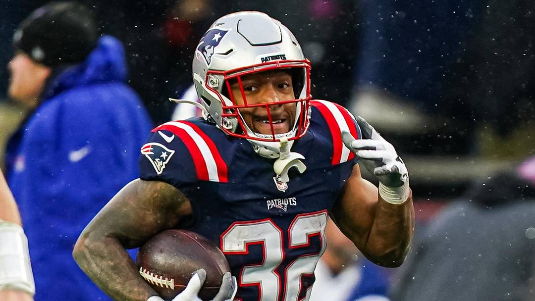 Dec 14, 2025; Foxborough, Massachusetts, USA; New England Patriots running back Treveyon Henderson (32) runs the ball with help from quarterback Drake Maye (10) for a touchdown against the Buffalo Bills in the second half at Gillette Stadium. Mandatory Credit: David Butler II-Imagn Images Dec 14, 2025; Foxborough, Massachusetts, USA; New England Patriots running back Treveyon Henderson (32) runs the ball with help from quarterback Drake Maye (10) for a touchdown against the Buffalo Bills in the second half at Gillette Stadium. Mandatory Credit: David Butler II-Imagn Images