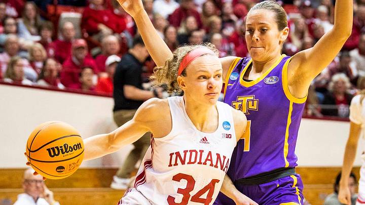 Indiana's Grace Berger (34) passes around Tennessee Tech's Anna Walker (4) during the first round of the NCAA women's tournament at Simon Skjodt Assembly Hall on Saturday, March 18, 2023.

Iu Tt Wbb 2h Berger 2