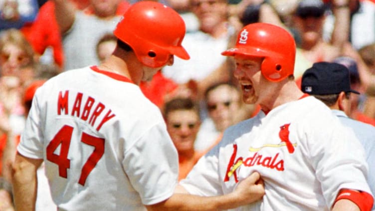 BBN-REDS-CARDINALS-MCGWIRE PUNCH