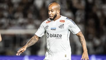 Patrick ainda não ganhou chance como titular no Santos