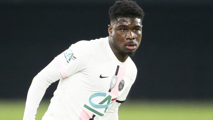 Eric Junior Dina-Ebimbe peut quitter le PSG en prêt.