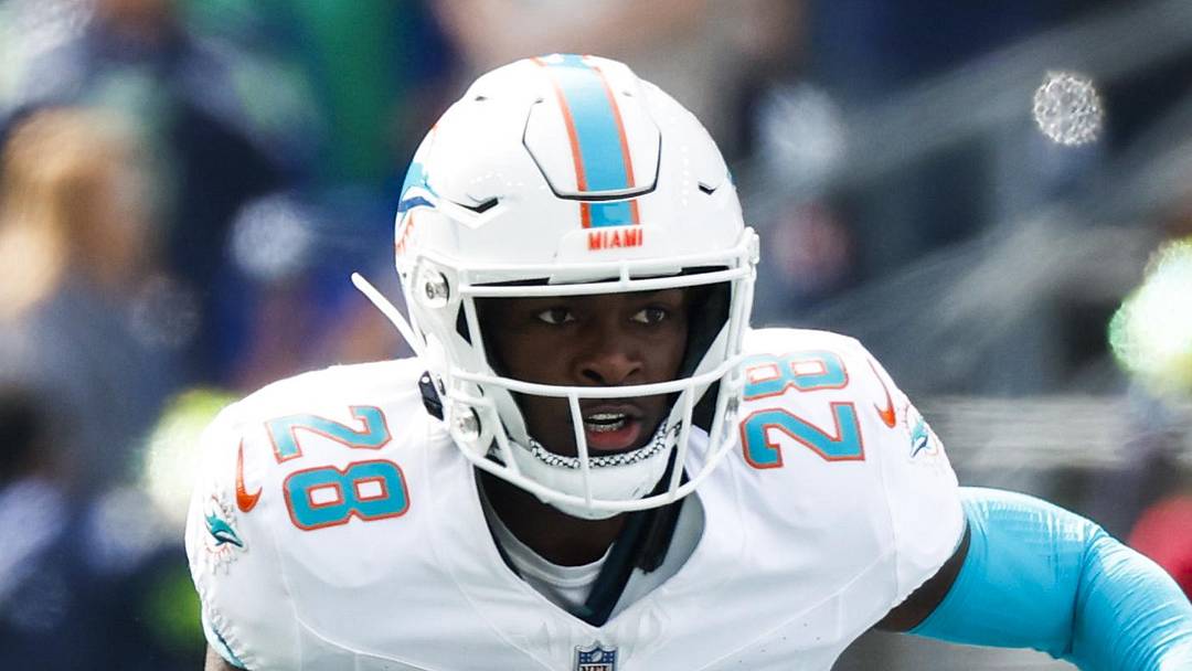 Miami Dolphins running back DeVon Achane