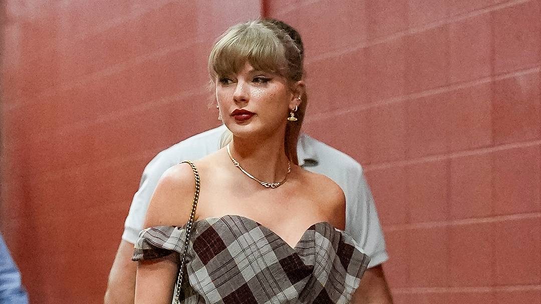Taylor Swift arrives prior to a Kanas City Chiefs game.