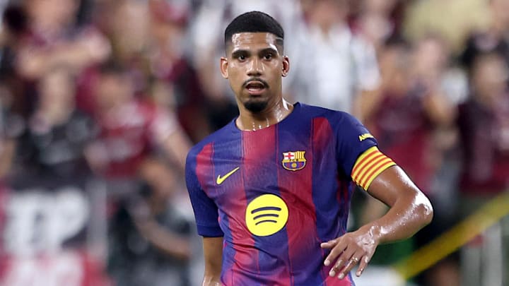 Ronald Araujo devrait poursuivre au FC Barcelone. Ronald Araujo devrait poursuivre au FC Barcelone.