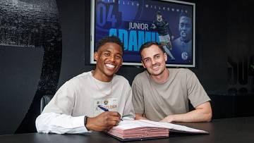 Junior Adamu hat auf Schalke unterschrieben Junior Adamu hat auf Schalke unterschrieben