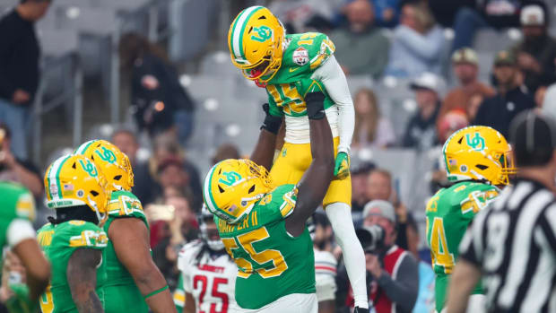 Oregon Ducks football players celebrating.