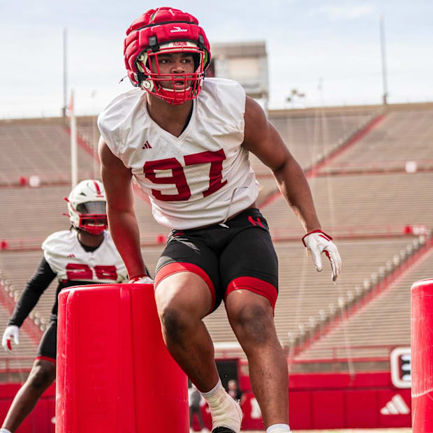 El liniero defensivo Keona Davis durante una práctica de primavera de fútbol de Nebraska de 2025