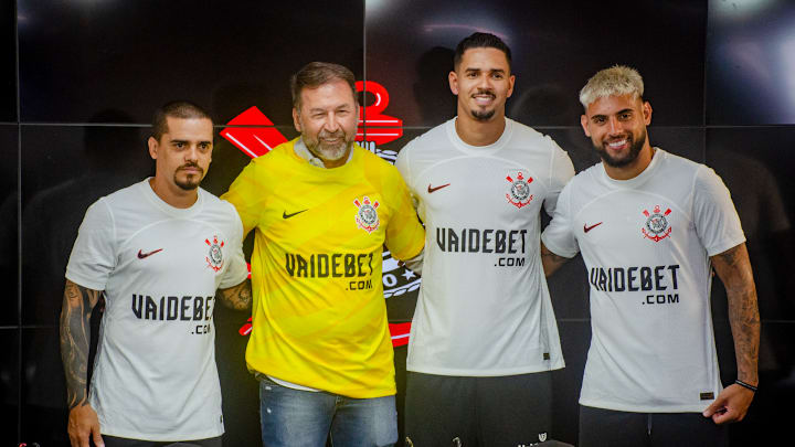 Fagner, Augusto Melo, Lucas Veríssimo e Yuri Alberto com VaideBet estampada na camisa do Corinthians 2024