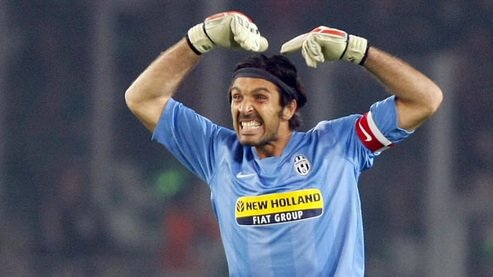 Juventus' goalkeeper Gianluigi Buffon ge