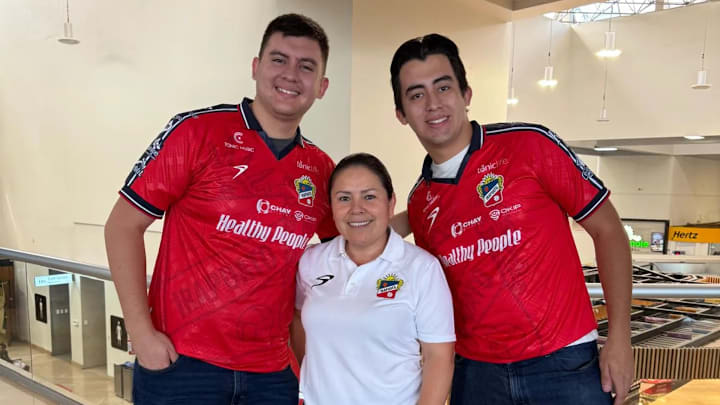 Selomith Ramírez, dueña del Irapuato, saluda a dos aficionados de la "Trinca Fresera". Selomith Ramírez, dueña del Irapuato, saluda a dos aficionados de la "Trinca Fresera".