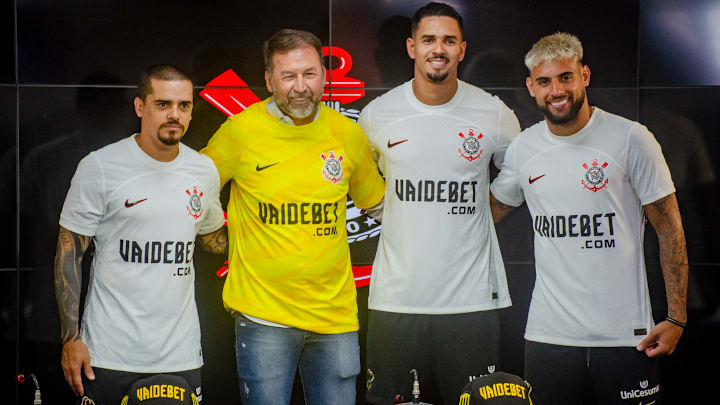 Fagner, Augusto Melo, Lucas Veríssimo e Yuri Alberto com VaideBet estampada na camisa do Corinthians 2024