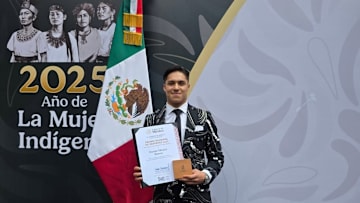 Osmar Olvera destacó con un luminoso atuendo diseñado por @gilberto.brizuela, según hizo saber a través de Instagram.