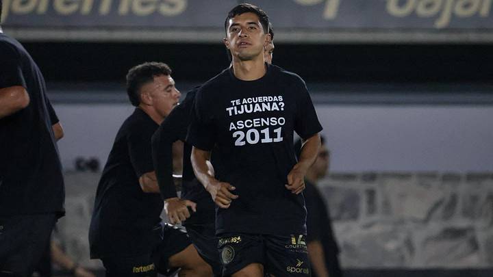 Jugador de Atlético La Paz protesta por la falta de ascenso y descenso Jugador de Atlético La Paz protesta por la falta de ascenso y descenso