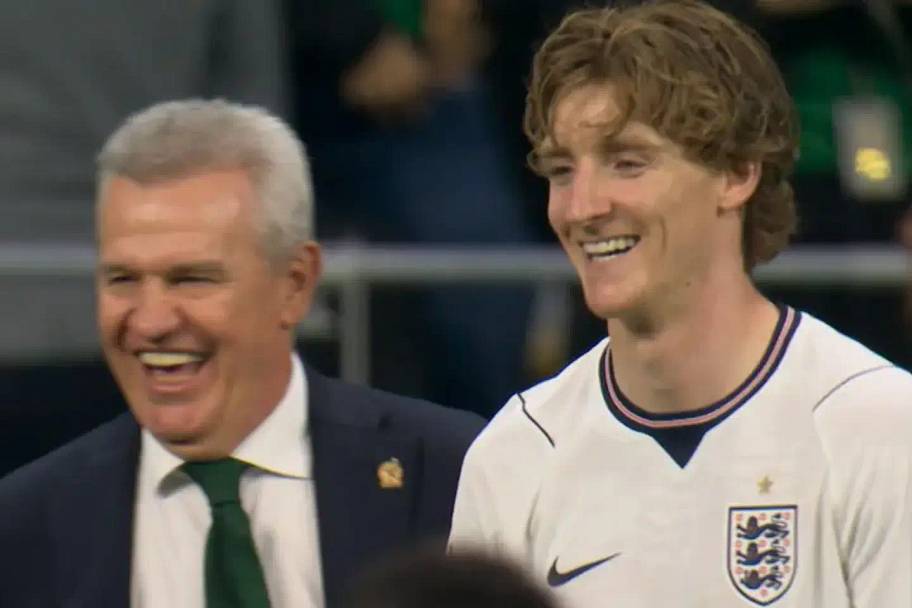 Javier Aguirre and Anthony Gordon