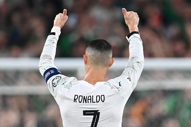 คริสเตียโน่ โรนัลโด้ทำท่าทายทั้งสองนิ้วโป้ง