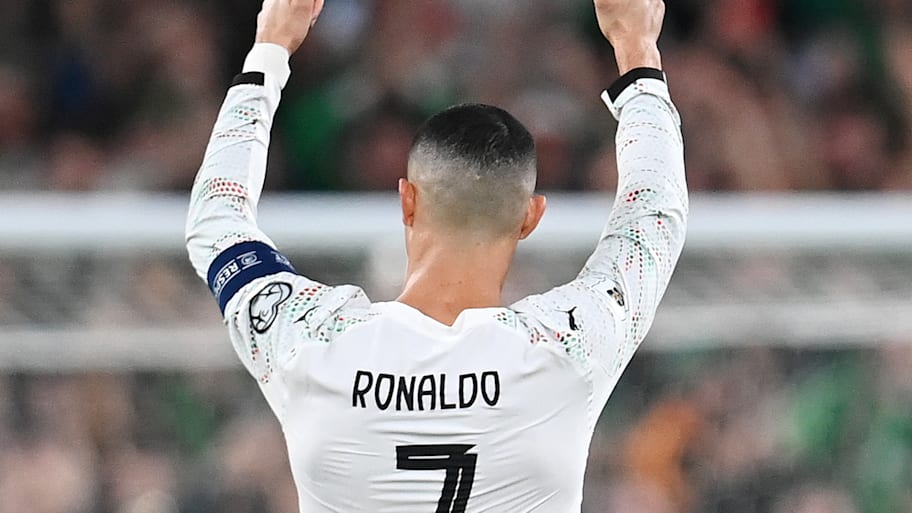 Cristiano Ronaldo flashing two thumbs up.