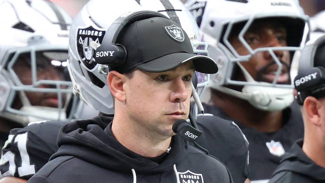 Oct 18, 2026; Paradise, Nevada, USA; Las Vegas Raiders head coach Klint Kubiak looks on in the second quarter against the Buffalo Bills at Allegiant Stadium. Mandatory Credit: Christopher Trim-Imagn Images Oct 18, 2026; Paradise, Nevada, USA; Las Vegas Raiders head coach Klint Kubiak looks on in the second quarter against the Buffalo Bills at Allegiant Stadium. Mandatory Credit: Christopher Trim-Imagn Images