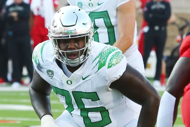 Oregon Ducks offensive tackle Josh Conerly Jr. (76) prepares to block in the first half for quarterback Bo Nix (10).