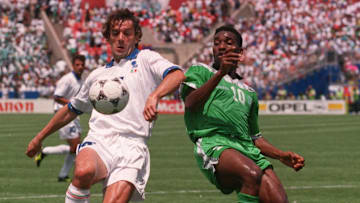 Okocha lucha ante los zagueros de Italia.