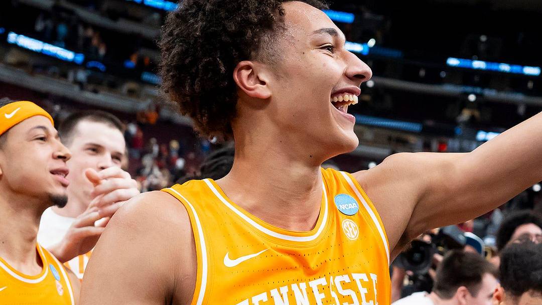Tennessee forward Nate Ament (10) and his teammates celebrate in front of the Tennessee fan section after Tennessee defeated Iowa State in a NCAA Tournament Sweet 16 game at the United Center in Chicago on March 27, 2026.