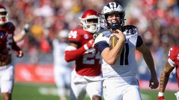 Navy quarterback Blake Horvath runs 95 yards for a touchdown