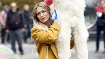 LIZZIE MCGUIRE - “13 Going on 30” (Disney+/Eric Liebowitz) HILARY DUFF