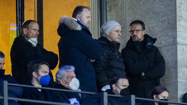 Axel Kruse (2. v. r.) neben Hertha-Sportvorstand Fredi Bobic