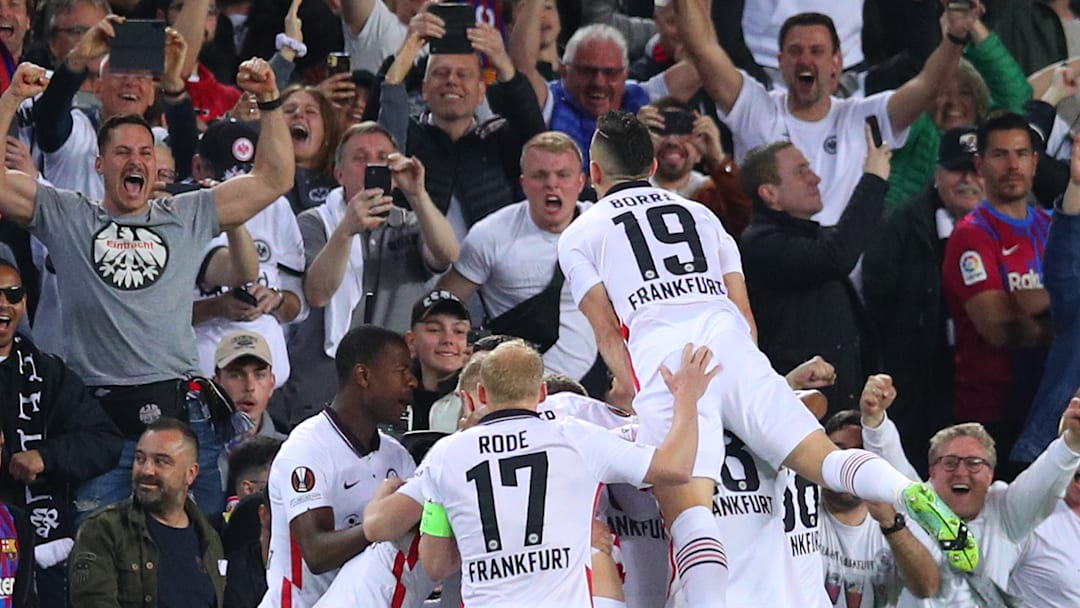 Frankfurter Jubel nach dem Treffer von Filip Kostic in Barcelona Frankfurter Jubel nach dem Treffer von Filip Kostic in Barcelona