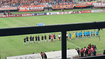 Pemain Persija dan Sabah sebelum kickoff