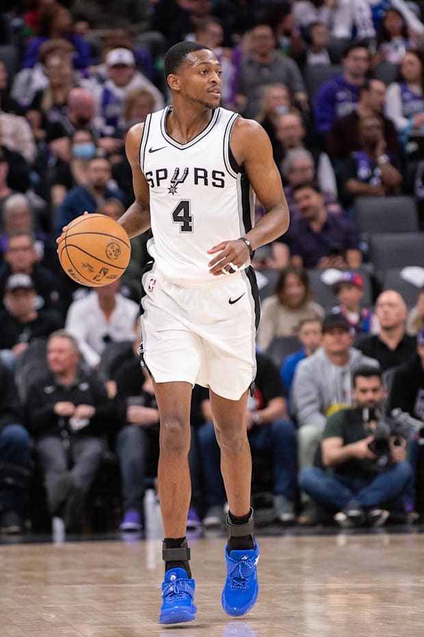 San Antonio Spurs guard De'Aaron Fox (4) pushes the ball up the court during the fourth quarter of the game against the Sacra