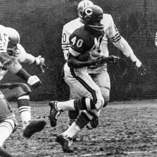Bears halfback Gale Sayers carriers the football in a game against the 49ers at Wrigley Field.