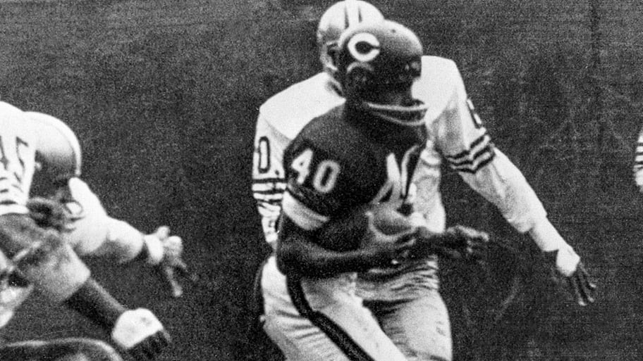 Bears halfback Gale Sayers carriers the football in a game against the 49ers at Wrigley Field.