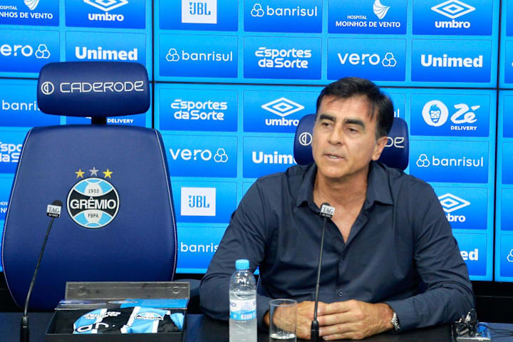Gustavo Quinteros foi apresentado como novo treinador do Grêmio