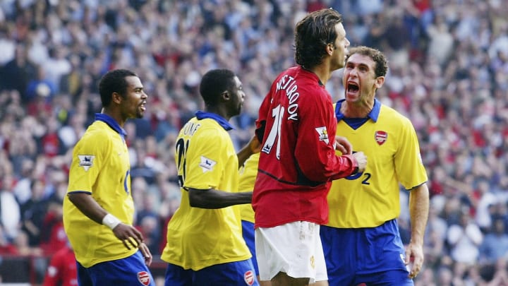 Martin Keown and Ruud Van Nistelrooy argue