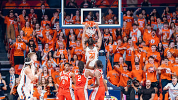 Illinois forward Morez Johnson Jr. (21) throws down a dunk in Illinois' 87-79 win oer Ohio State on Sunday at the State Farm Center in Champaign, Illinois.